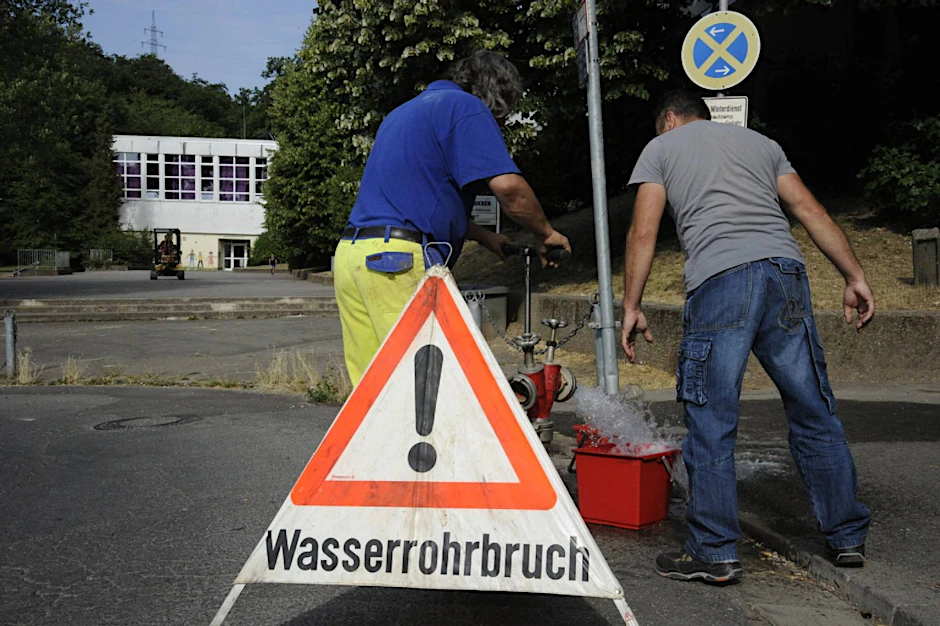Der Rohrbruch führte zu einer Überflutung der Karl-Marx-Allee. Ein anderer sorgte für einen Wasserausfall in Marzahn-Hellersdorf (Symboldbild).