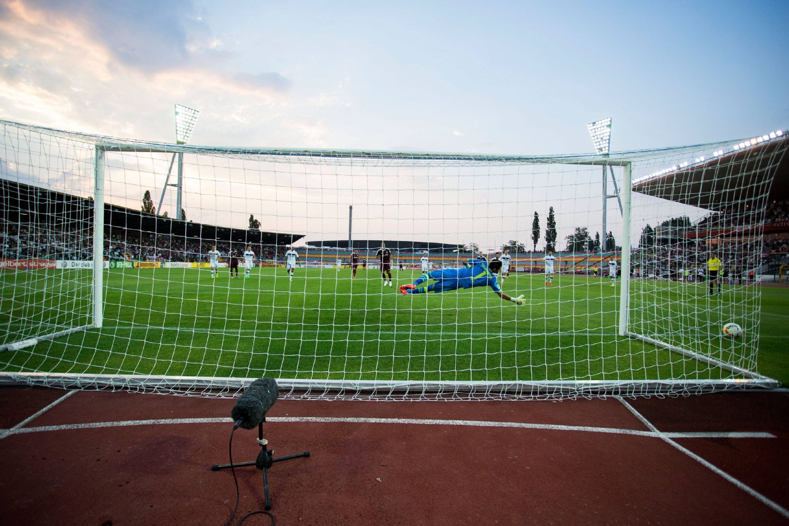 ... den der BFC-Spielmacher dann aber selbst schießt und zum Entsetzen der Dynamos nur an den Außenpfosten setzt.