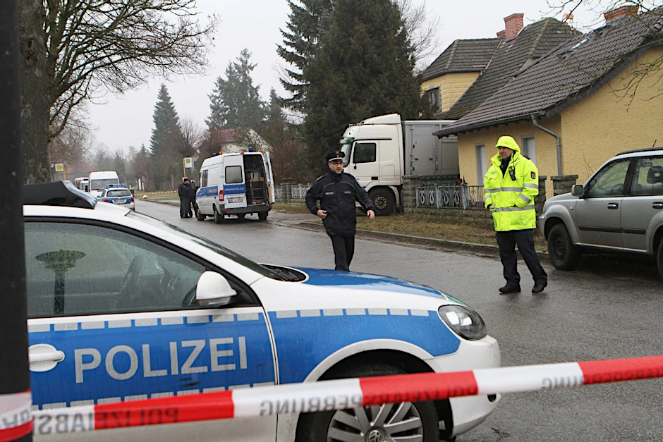 Die Polizei sperrt den Tatort in Klein Behnitz ab. Der Viehlaster steht vor dem Hof, auf dem die Schüsse fielen.