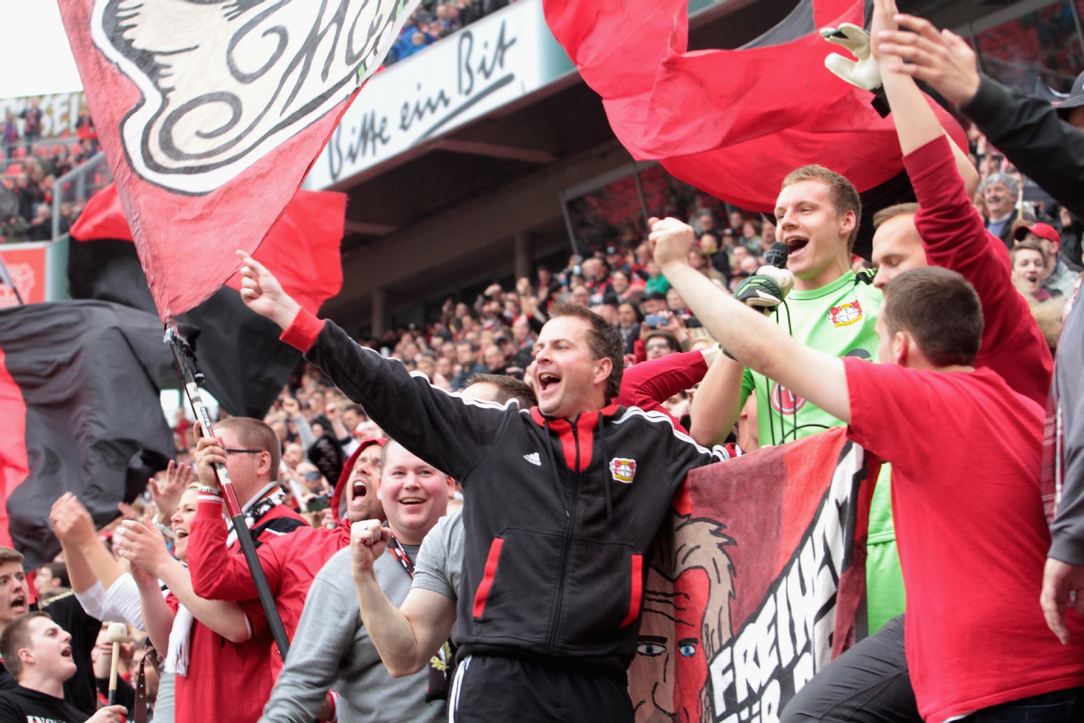 Lewandowski feiert mit Bayer-Keeper Leno und den Fans.