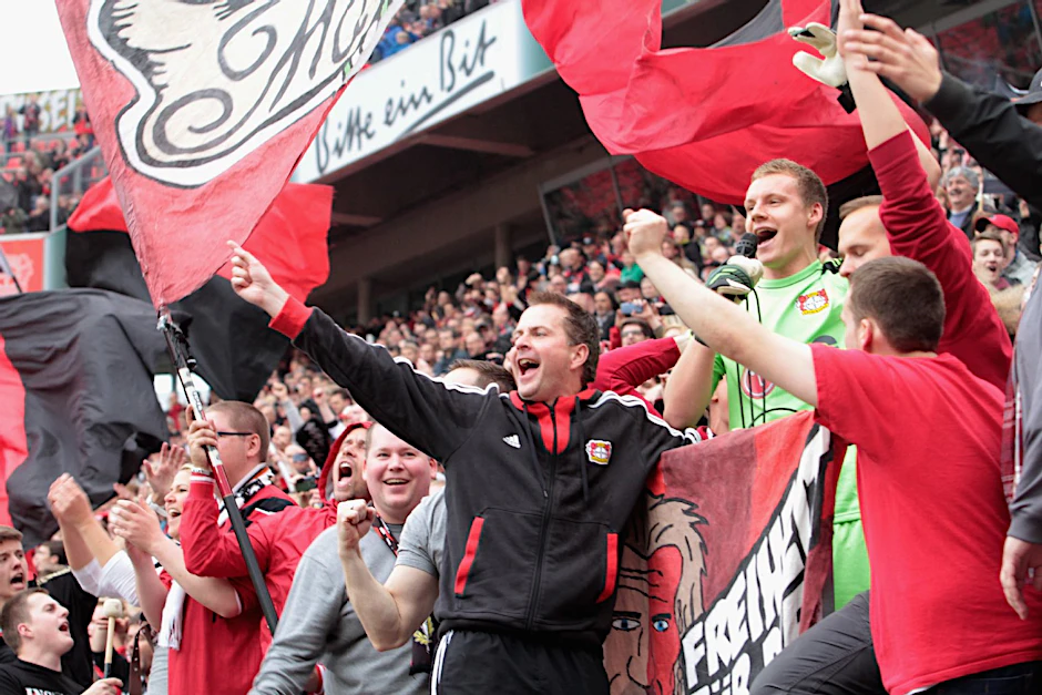 Lewandowski feiert mit Bayer-Keeper Leno und den Fans.