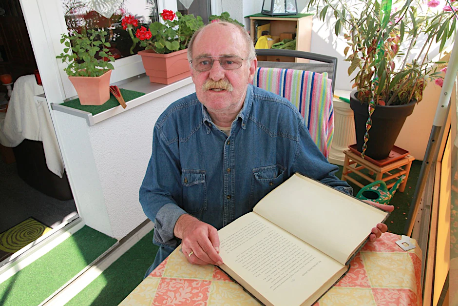 Michael Sindermann mit der Biografie seines Vaters Horst.