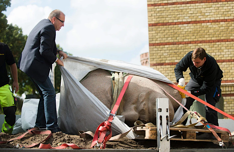 Ankunft im Westen: Lenins Kopf wird in der Zitadelle Spandau ausgepackt, im Innenhof aufgestellt.