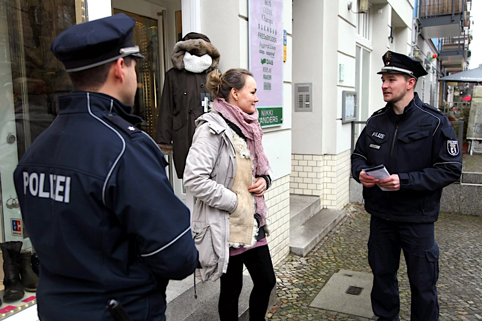 Im Februar ging der KURIER mit zwei Polizisten auf Präventionstour ...