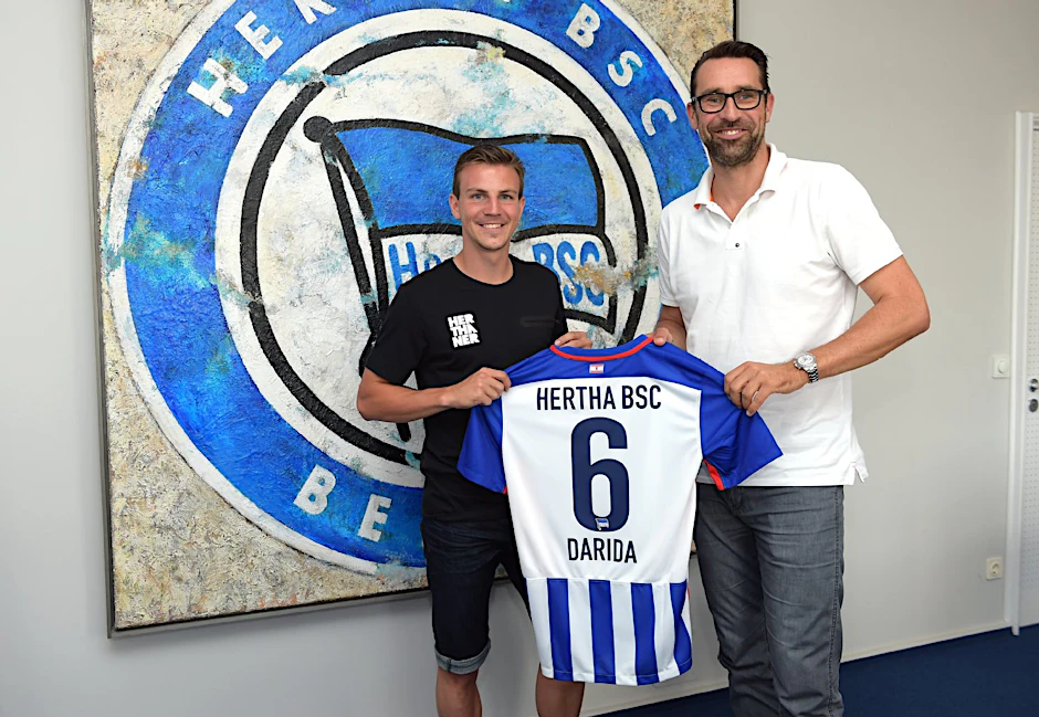 Michael Preetz mit Vladimir Darida, der vom SC Freiburg zu den Blau-Weißen wechselte.
