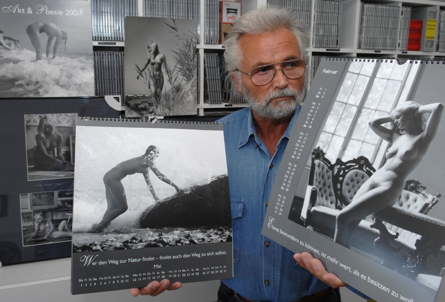 Klaus Ender, der Begründer der DDR-Aktfotografie, zeigt Kalenderfotos in seinem Archiv. Der gelernte Bäcker feierte vor genau 40 Jahren mit der ersten Nackt-Schau des Ostens seinen Durchbruch. Heute schreibt Klaus Ender auch Poesie.