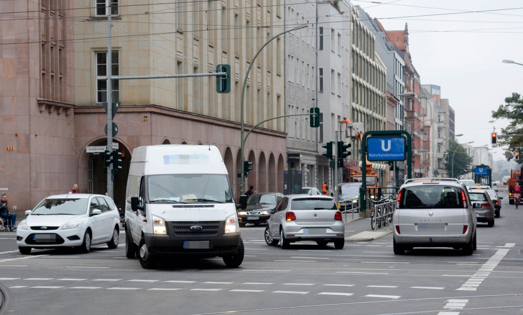 Eigentlich ist Linksabbiegen auf der Kreuzung verboten.