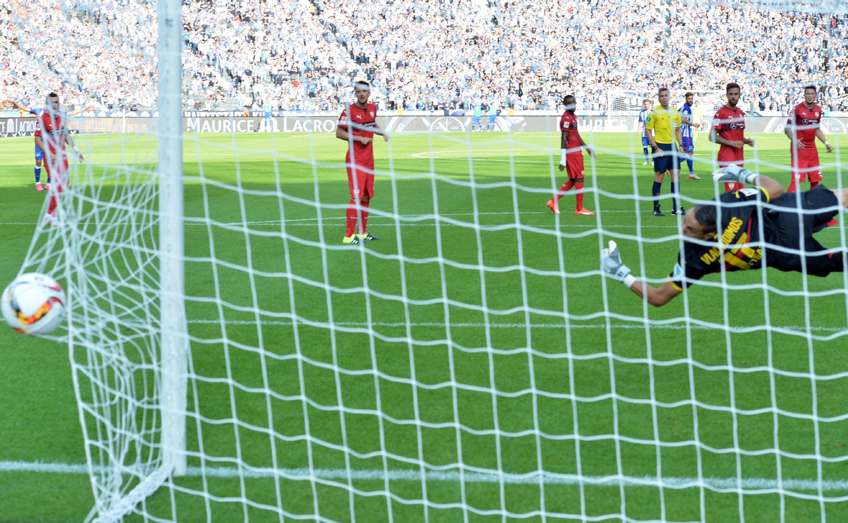 VfB-Keeper Vlachodimos chancenlos.