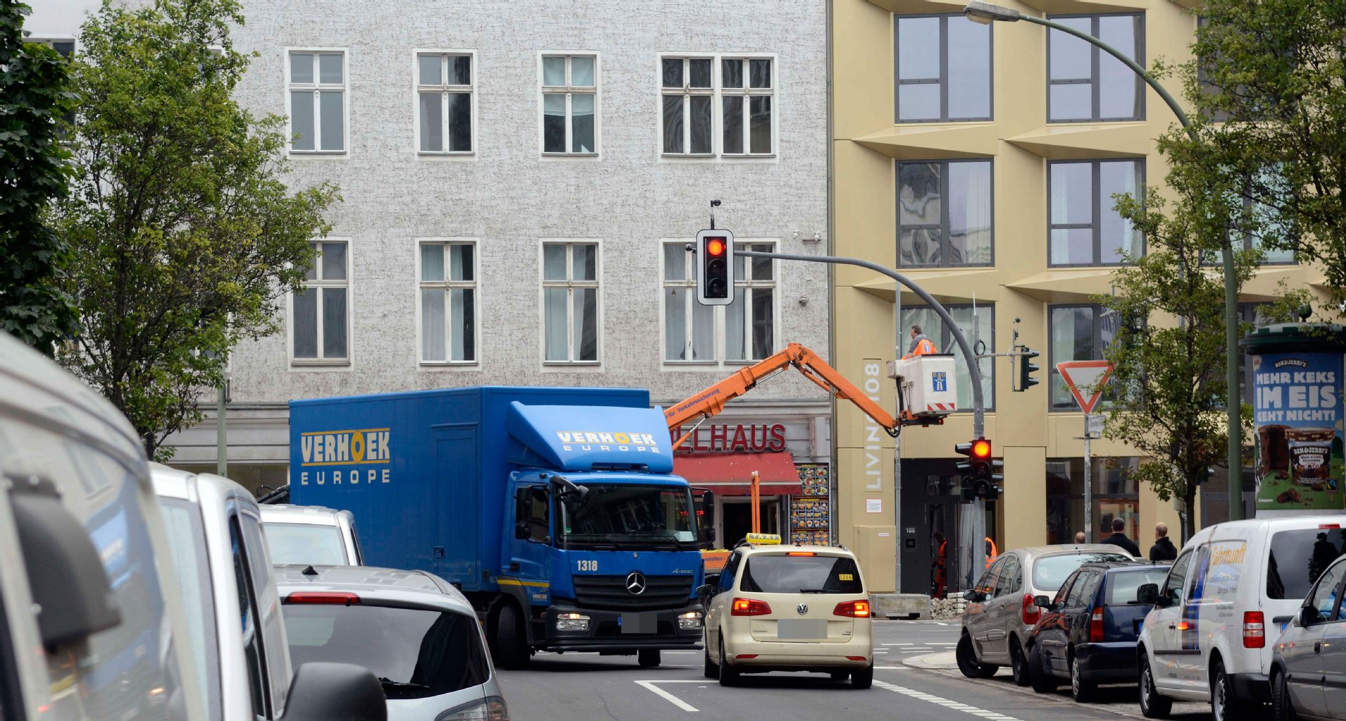 Die Zinnowitzer ist als „Entlastung“ für die Invalidenstraße gedacht. Nur: Diese ist eine kleine Straße, rechts und links parken Autos – es wird also ziemlich eng.