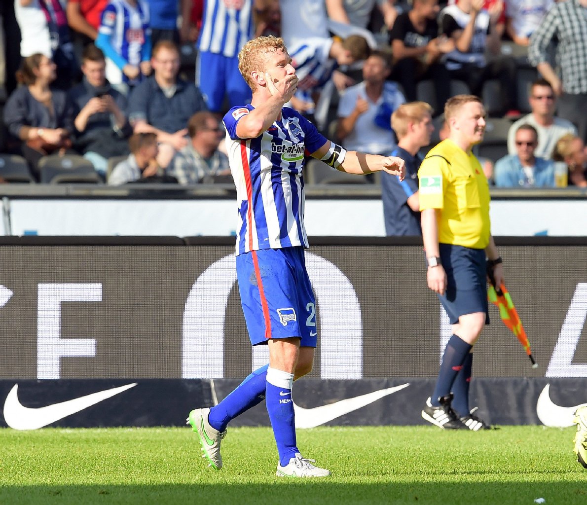 Küsschen, Küsschen! Fabian Lustenberger feiert sein 2:1 mit Kusshändchen.