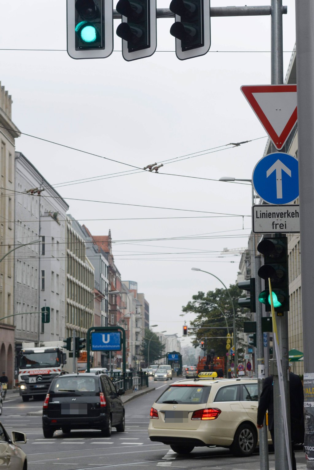 Das Abbiegen nach rechts ist von der Chausseestraße in Richtung Invalidenstraße eigentlich verboten.