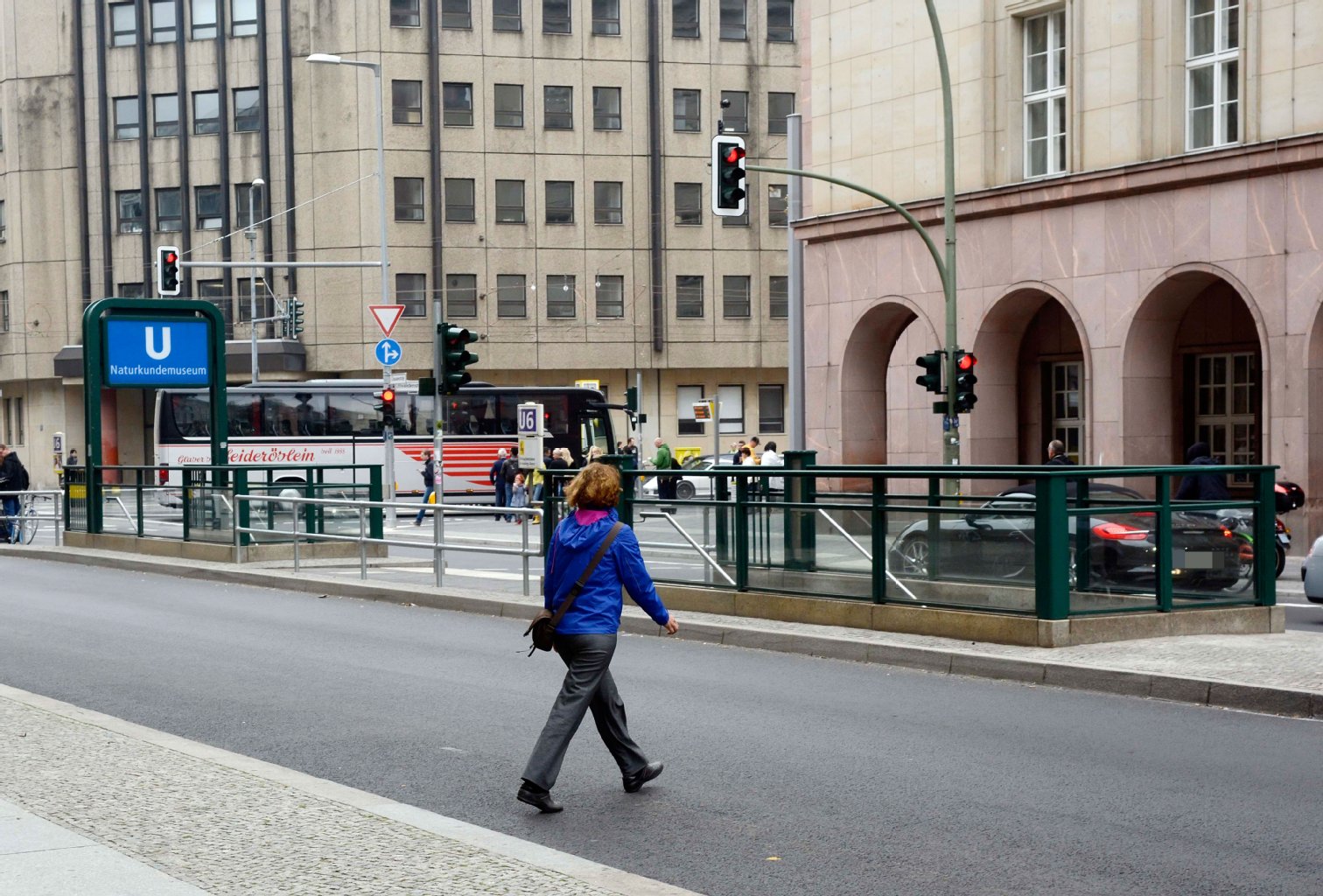 Um in den hinteren Eingang zum U-Bahnhof Naturkundemuseum zu kommen, müssen Fußgänger auf einer Seite ohne Ampel die Chausseestraße passieren.