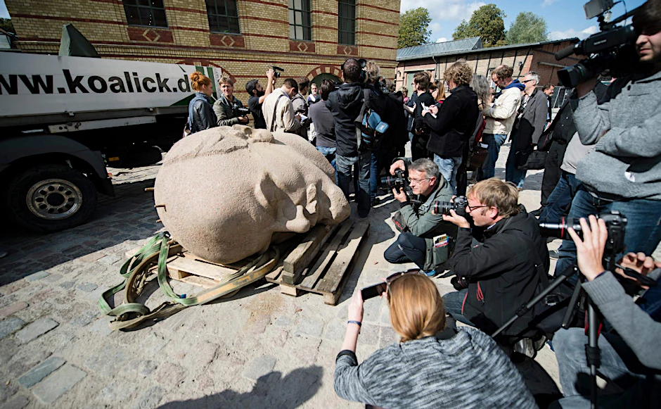 Fotografen und Kameraleute interessieren sich für den geborgenen Kopf des 1991 demontierten Lenin-Denkmals nach seiner Ankunft in der Zitadelle.