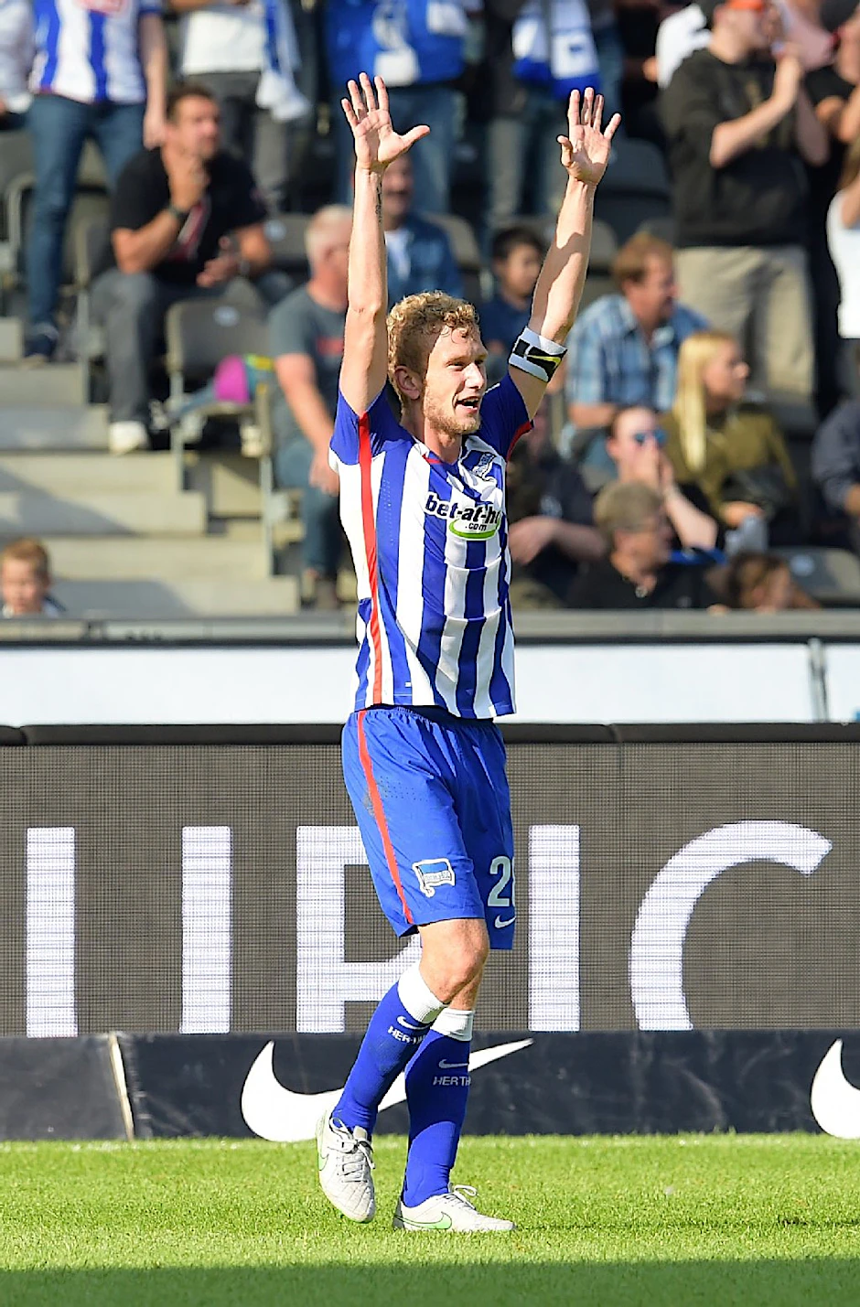 Kapitän Fabian Lustenberger jubelt ...