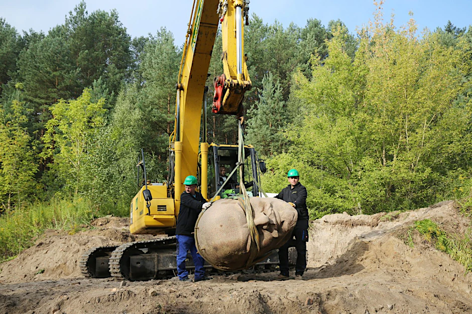 Der Grabhügel im Köpenicker Forst – dort wurde in der vergangenen Woche der Kopf vom Lenin-Denkmal aus der Erde geholt und nach Spandau gebracht.