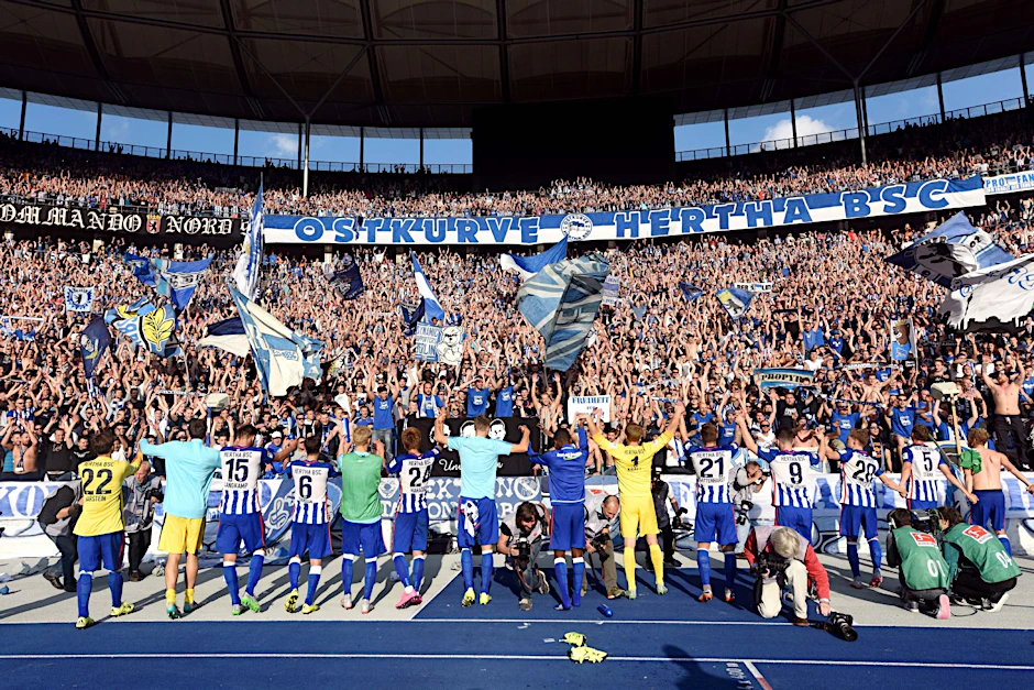 Die Mannschaft von Hertha BSC bedankt sich bei ihren Fans nach dem Sieg gegen den VFB Stuttgart.