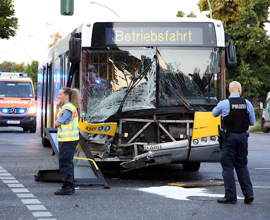 Auf der Blaschkoallee krachte dieser Bus mit einem Auto zusammen. Der Unfall im Juni forderte vier Verletzte.