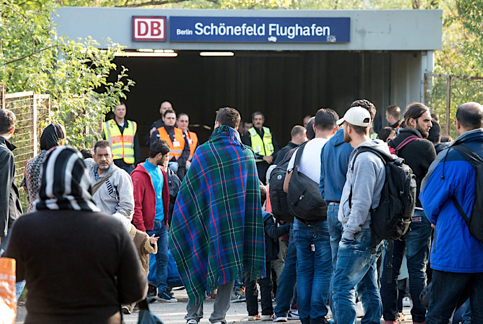 Flüchtlinge bei ihrer Ankunft am Bahnhof Schönefeld (Brandenburg).