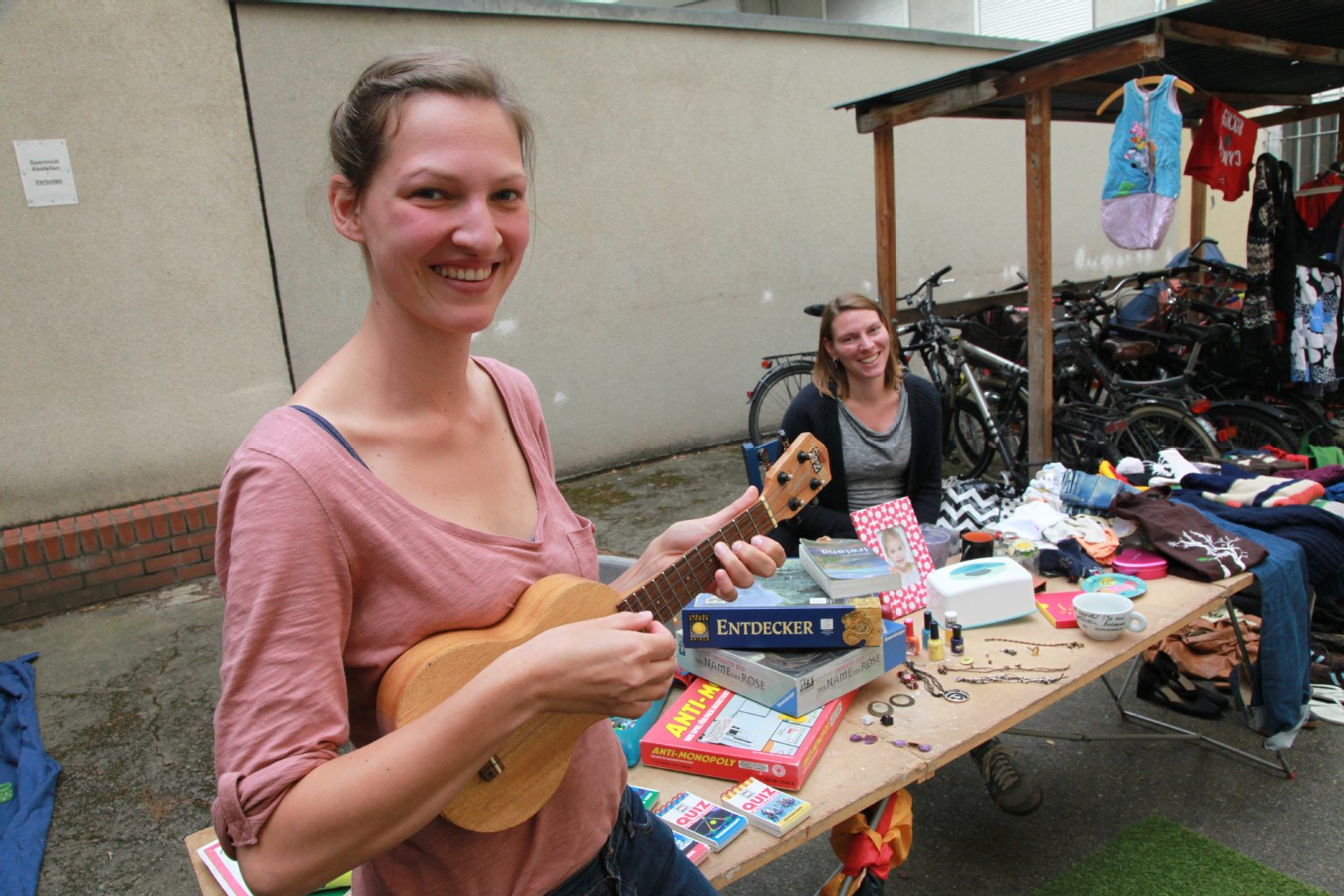 Dorothee und Victoria (27) feilschten in der Smetanastraße.