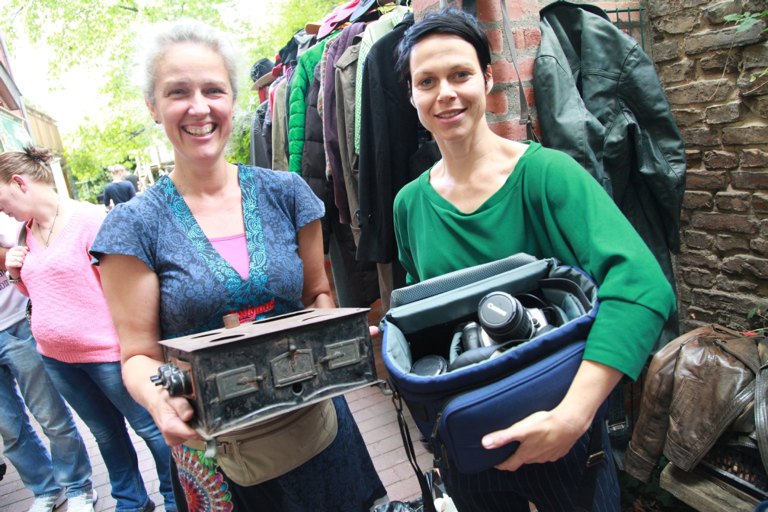 Maren (45) und Silke (41, v.l.) organisierten den Flohmarkt im Hinterhof in der Gartenstraße.