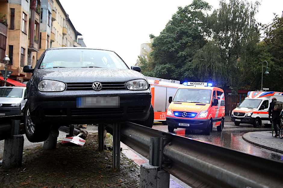 Nach einer Rutschpartie an der Oberbaumbrücke landete dieser Wagen auf der Leitplanke.