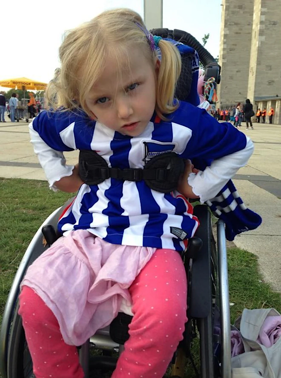 Stella im Hertha-Trikot