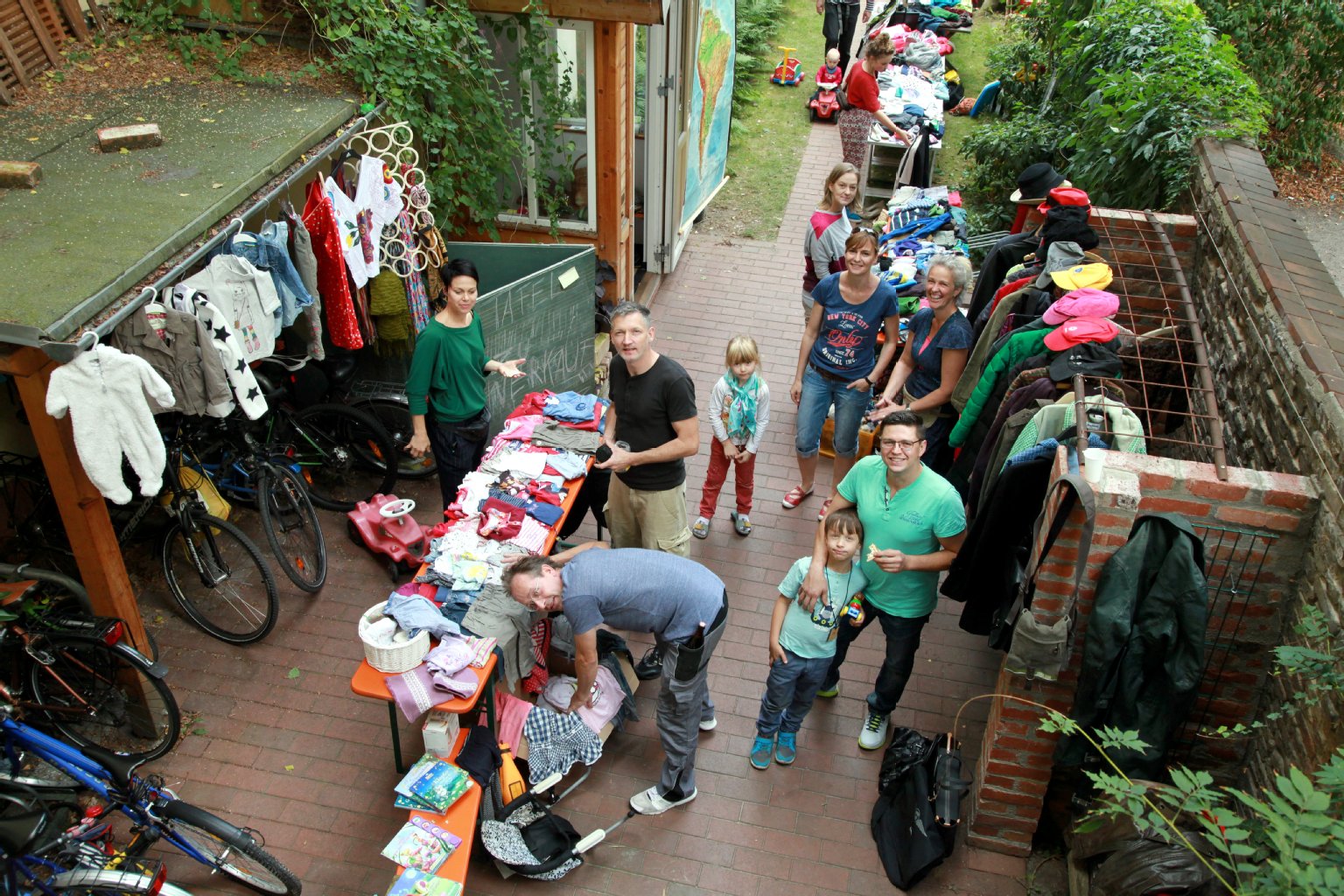 Beim kleinen Parkstraßen-Markt halfen viele Anwohner fleißig mit.
