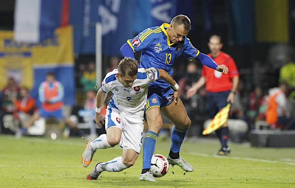 Peter Pekarik (li.), hier im Duell mit Vyacheslav Shevchuk, verletzte sich im EM-Qualifikationsspiel der Slowakei gegen die Ukraine.