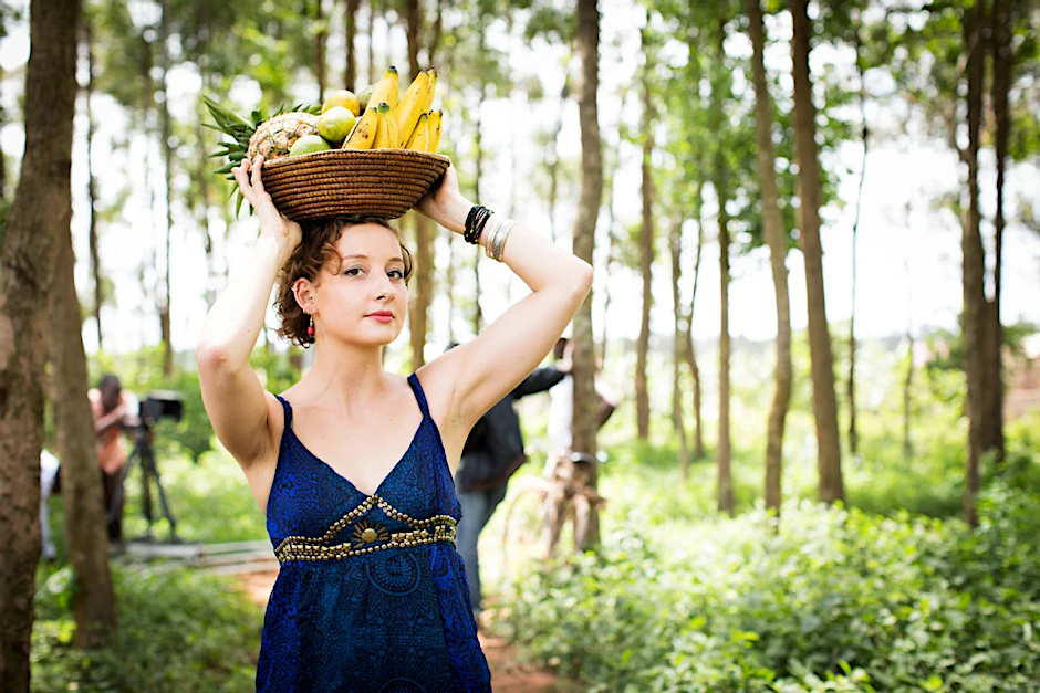 Deena Herr beim Dreh für ihr Video in Uganda.
