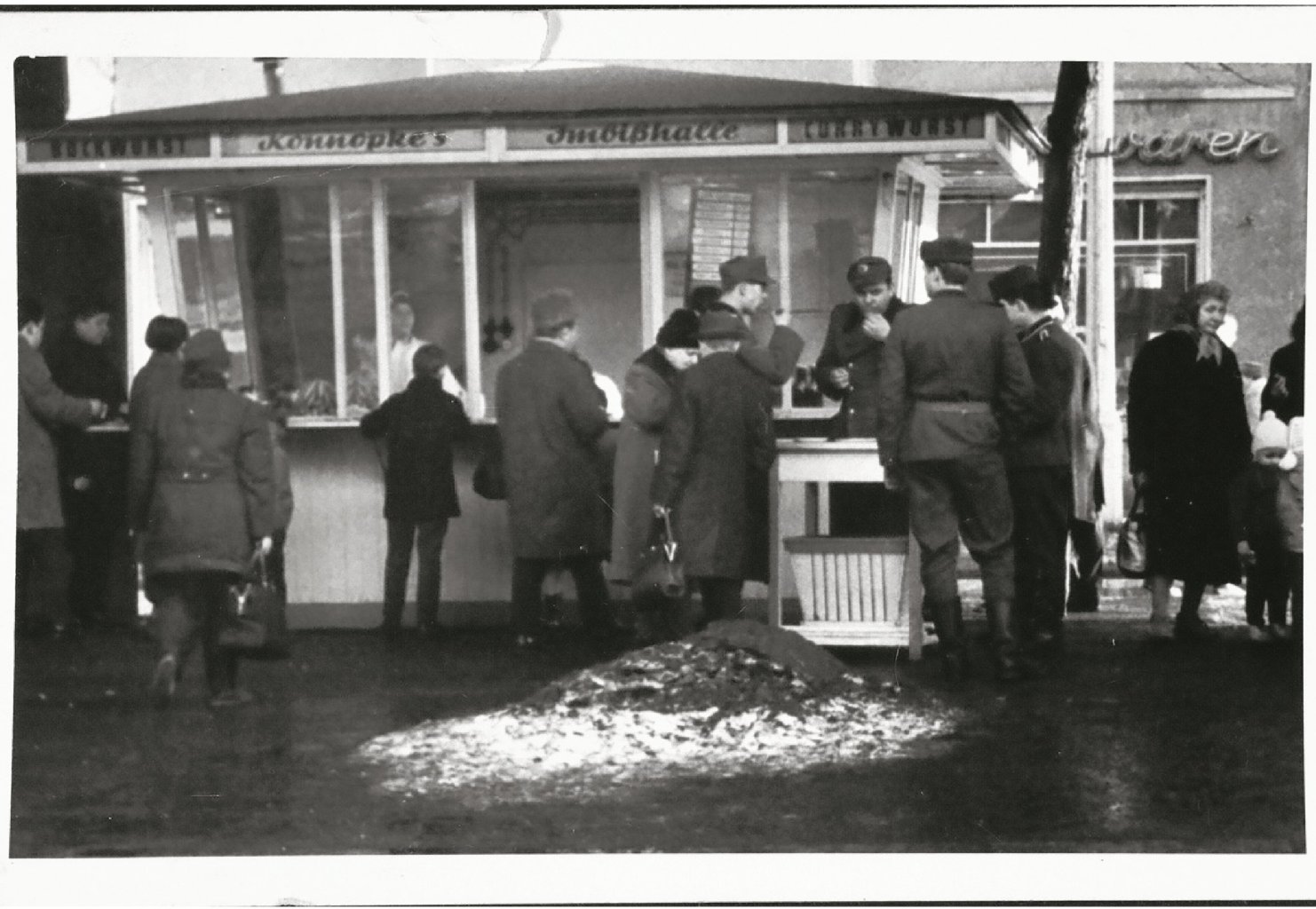 1962. Auch die russischen Soldaten kommen, um die brandneue Currywurst von Konnopke zu probieren.
