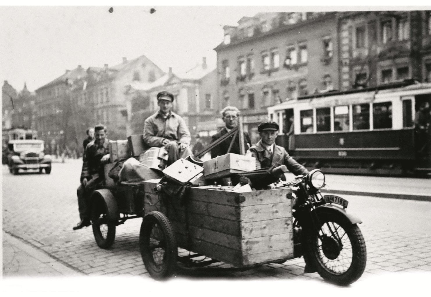 Mit dem Motorrad fährt Max Konnopke 1933 geschäftstüchtig nach Nürnberg zum Reichsparteitag, will Würste verkaufen.