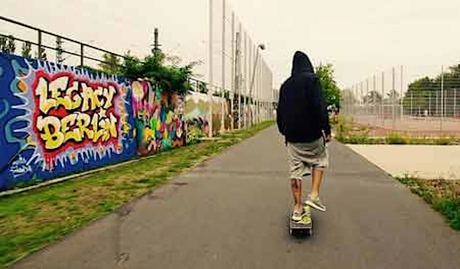 Justin Bieber skatet durch Berlin.