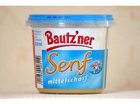 Alexander Schmalz, Polizei-Reporter: In meinem Freundeskreis gab es eine Phase, da war eine gute Bockwurst von der Tanke Pflichtprogramm nach einer durchzechten Nacht. Doch noch wichtiger als der Brühpuller selbst war ein großer Batzen Bautz’ner Senf zum Tunken. Ich weiß nicht mehr genau, wie es kam, aber wer Ketchup statt Mostrich bevorzugte, war einfach ein Weichei, und wer die Senfpeitsche nicht glorifizierte, war bei uns ein Außenseiter. Die Leidenschaft zur Bockwurst war nach zwei Jahren verflogen – was blieb, war der Bautz’ner, der perfekte Senf mit ordentlich Bums. Noch heute frönen wir diesen Kult – auch beim jährlichen Senfeier-Essen in alter Runde.