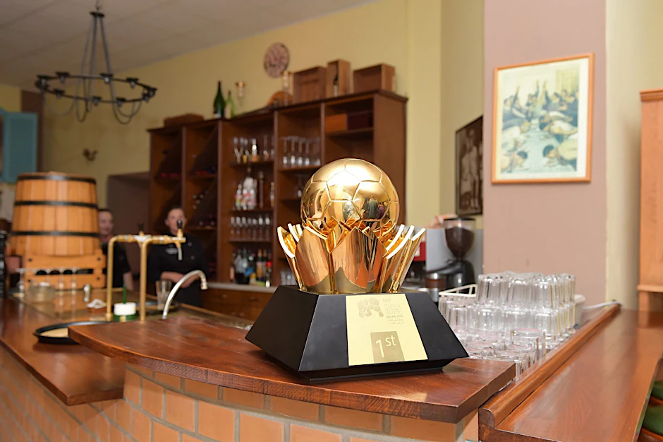 Da ist das Ding: Der Pokal für den Triumph der Füchse bei der Klub-WM.