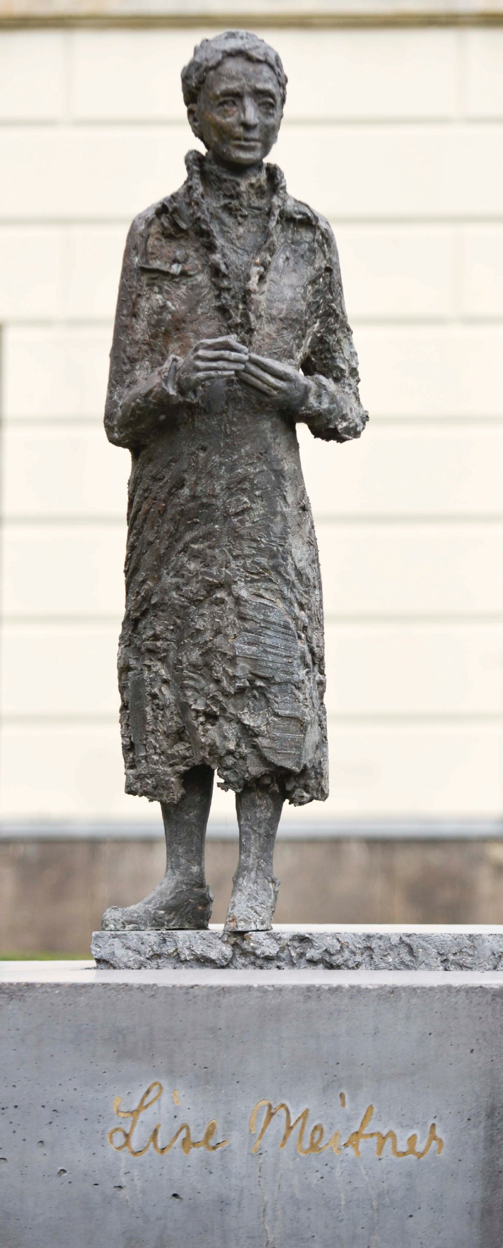Eine Touristengruppe aus der Schweiz und Österreich hört Sandra Maischberger als Lise Meitner zu – der wissbegierigen Physikerin, die sich in der Männerwelt der Forscher durchsetzte.