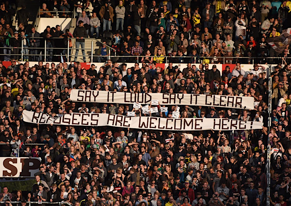 St. Pauli-Fans halten Transparente mit der Aufschrift «Say it loud, say it clear. Refugees are welcome here».