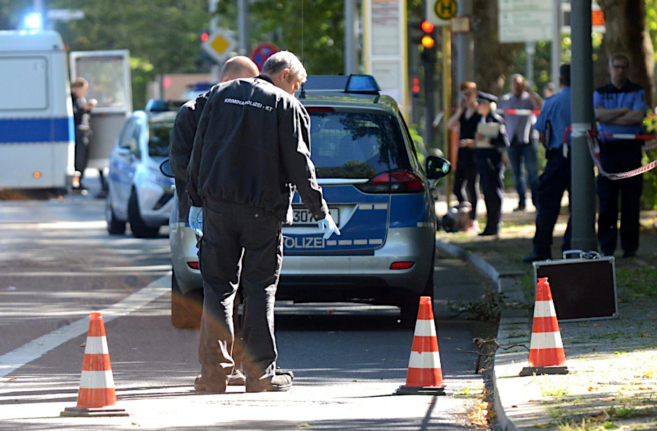 Polizisten suchen an der Heerstraße in Berlin-Spandau nach Beweismitteln.