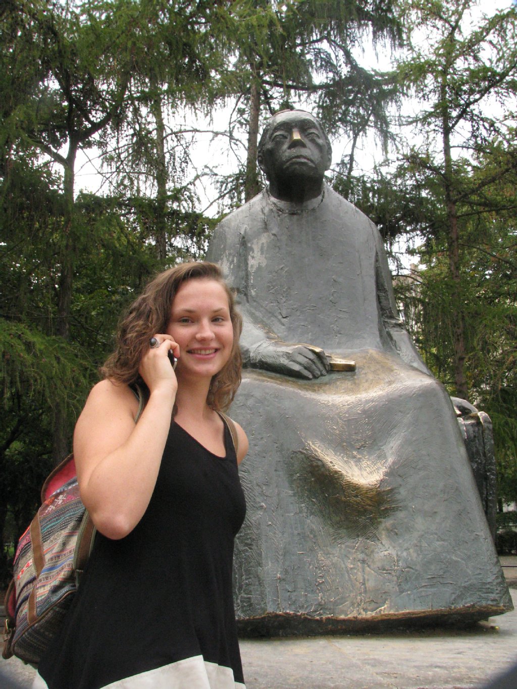 Johanna (20) hört Katharina Thalbach als Käthe Kollwitz zu, die am heutigen Kollwitzplatz wohnte. Ihr Mann war Arzt, sie widmete sich der Kunst, ihren Kindern. Das Haus wurde 1943 zerbombt.