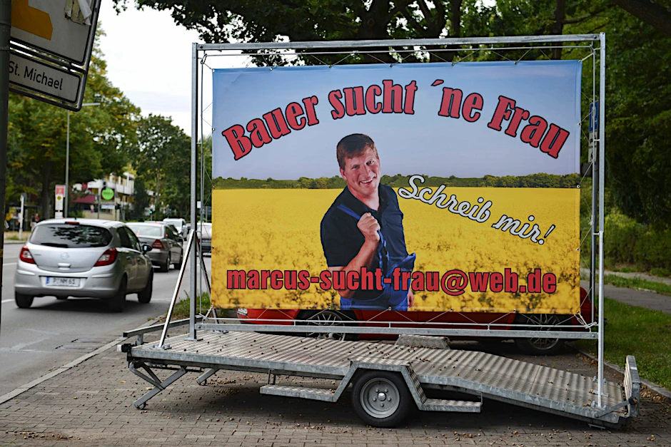 Werbung für RTL? Weit gefehlt! Mit diesem Plakat in Wannsee sucht ein Landwirt ganz persönlich nach seiner großen Liebe. Doch Obacht! Bauer Peter Marcus de Vries (45) hat es faustdick hinter den Ohren. Dass ihn jetzt die Sehnsucht plagt, heißt nicht, dass er noch keine Frau hatte – ganz im Gegenteil.
