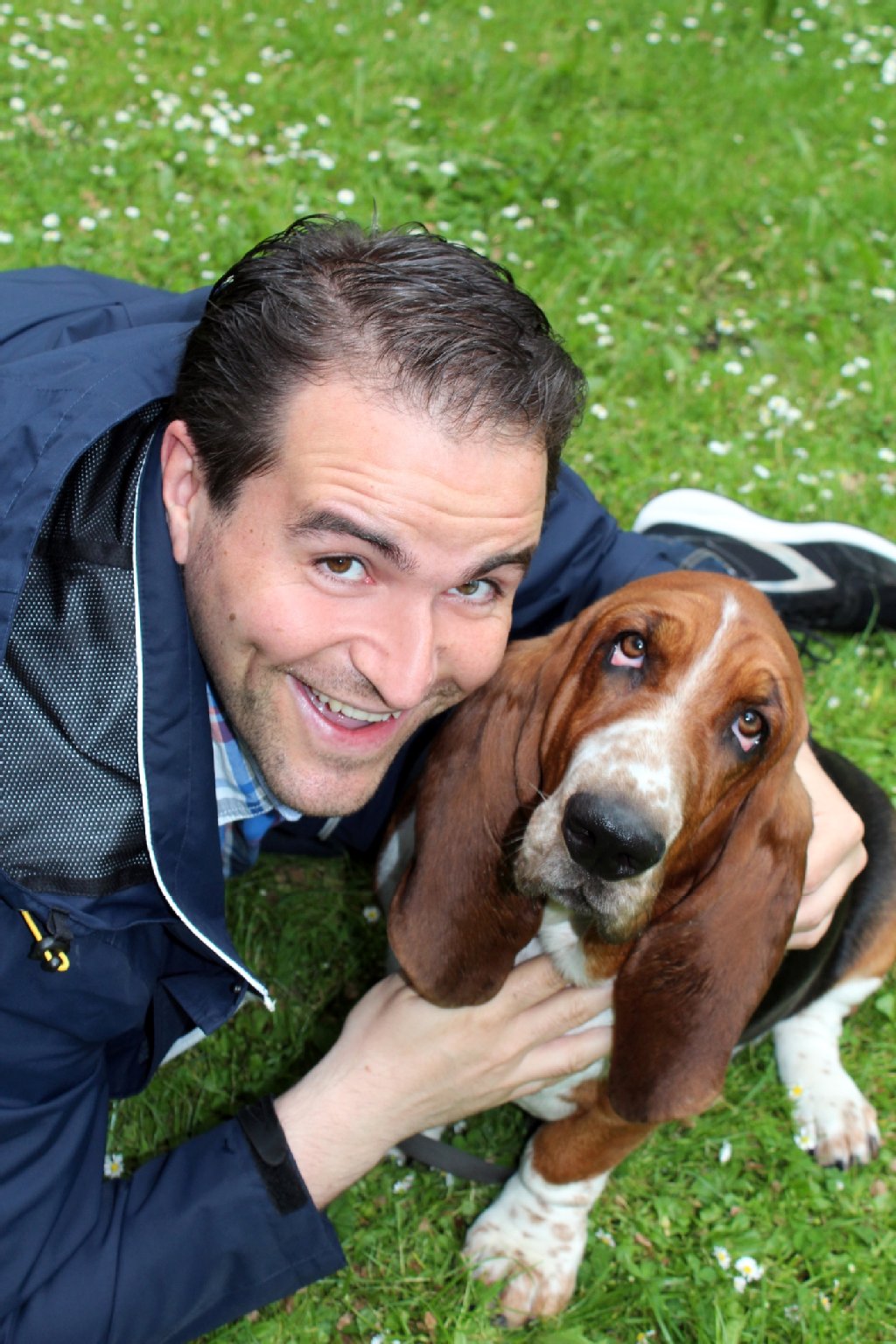 Lasse Walter ist Berliner Autor, Fotograf, Verleger - und Hundeexperte. Das beweisen u.a. seine Bücher („Hundeshauptstadt Berlin“) und Kalender („Mirror-Dogs“). Sein Basset-Hund Ludwig ist ein treuer Begleiter.