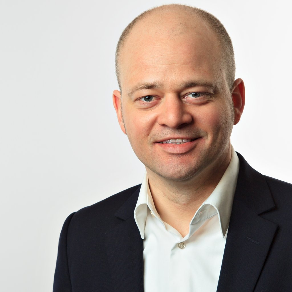 Malte Koerth sorgt dafür, dass Familien mit Hund kein Problem haben, ein schönes Ferienhaus zu finden. Er ist PR- und Marketing-Manager beim Ferienhausanbieter www.belvilla.de und weiß, was Hunde im Urlaub brauchen.