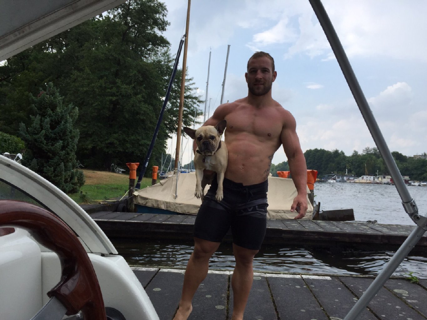 Robert Förstemann gehört zu Deutschlands erfolgreichsten Radrennsportlern. Seit fünf Jahren ist Lilly ein Mitglied der Familie des Polizeimeisters. Die Französische Bulldogge begleitet ihn oft beim Training.