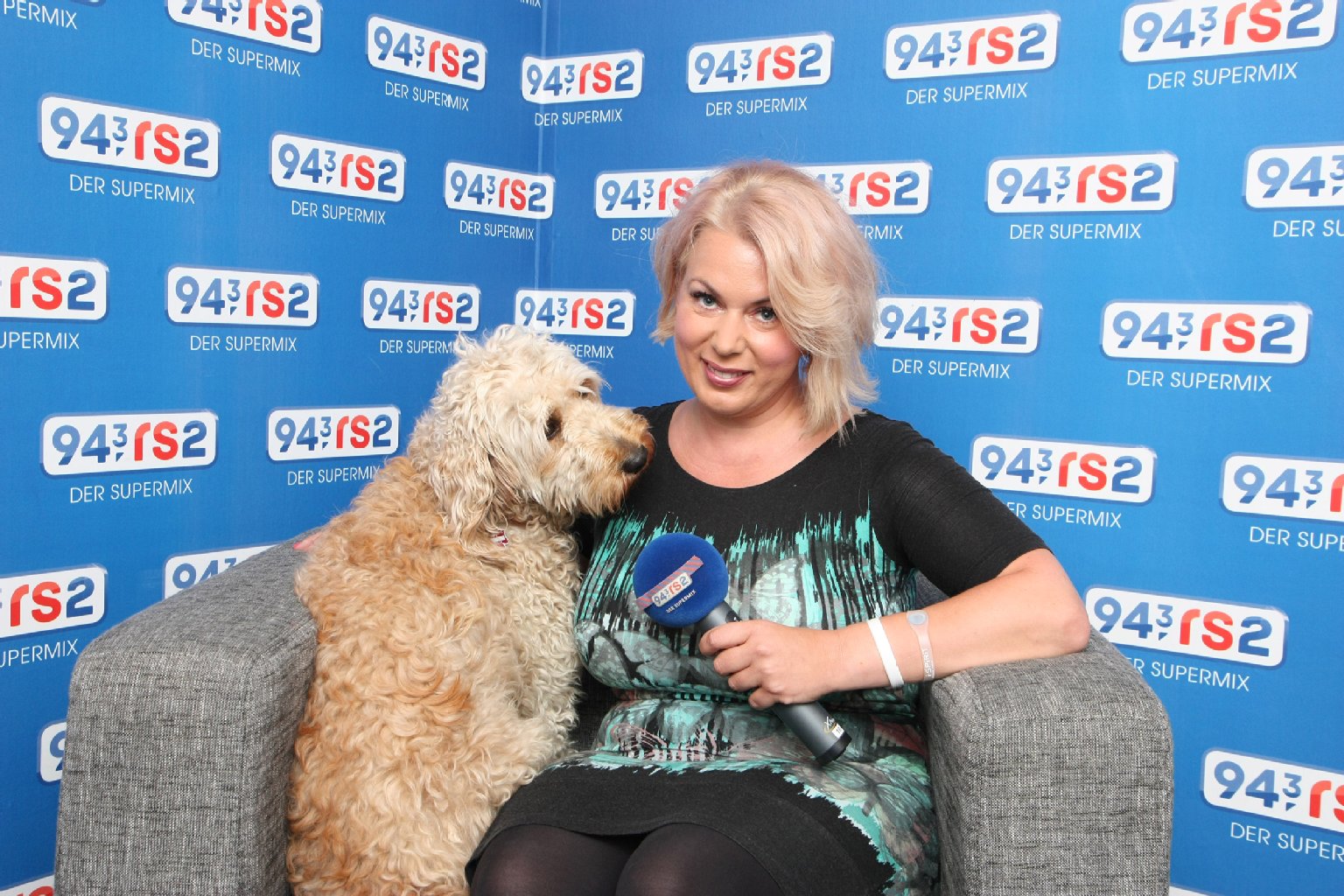 Gerlinde Jänicke moderiert morgens (Mo - Fr, 5 bis 10 Uhr) auf 94.3 rs2 die Sendung „Gerlinde Jänicke and Friends“. Mit dabei ist auch immer ihr Hund Miley, ein Goldendoodle. Infos: www.facebook.com/hundmiley