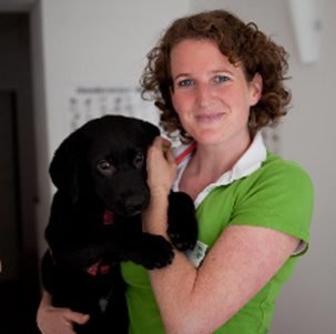 Ulrike Schlichting leitet Pankows erfolgreichste Tierarztpraxis am Bürgerpark und unterstützt den KURIER als Tierexpertin. Mischlingshund Martha ist zuhause „Chef“ der Familie. Infos: www.tierarzt-pankow.de