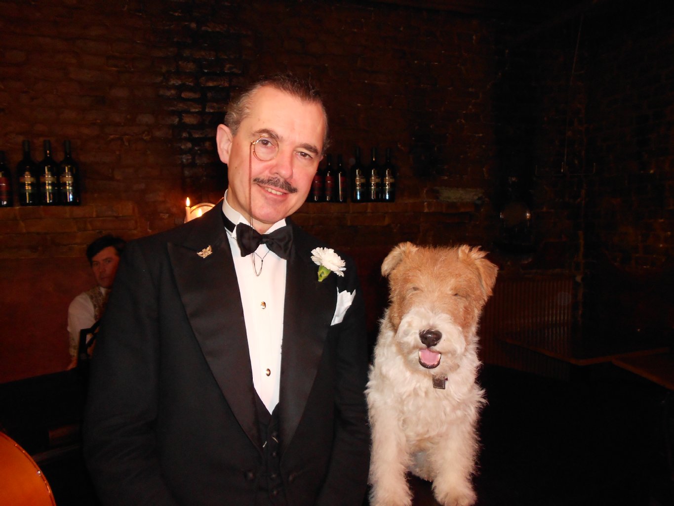 Henry de Winter aus Berlin gehört zu den besten Interpreten von Liedern aus den 20er und 30er Jahren. Er liebt und lebt elegant diese Zeit. Ständiger Begleiter ist sein Foxterrier Bobby. Infos: www.henry-de-winter.de