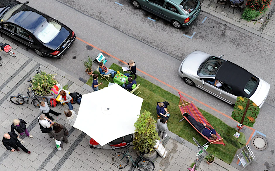 Beim "International Park(ing) Day" werden Parklücken mit Kunstrasen und anderen Utensilien in kleine Parks umgewandelt.