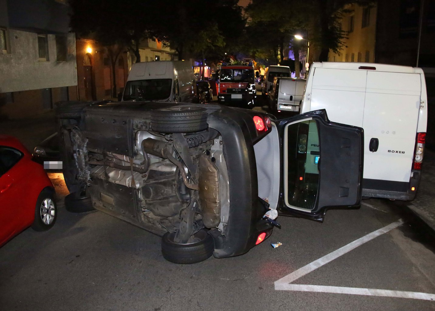 In der Hausotterstraße (Reinickendorf) überschlug sich dieser VW Touran, nachdem er einen parkenden Transporter gerammt hatte.
