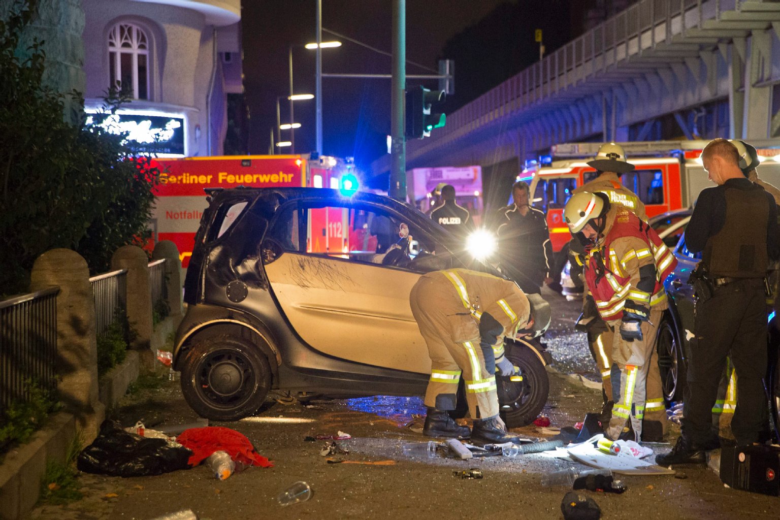 Berlin-Kreuzberg, 2. September 2015: Ein Mercedes-Transporter knallt auf der Gitschiner Straße (Kreuzberg) gegen diesen Smart und überschlägt sich - ...