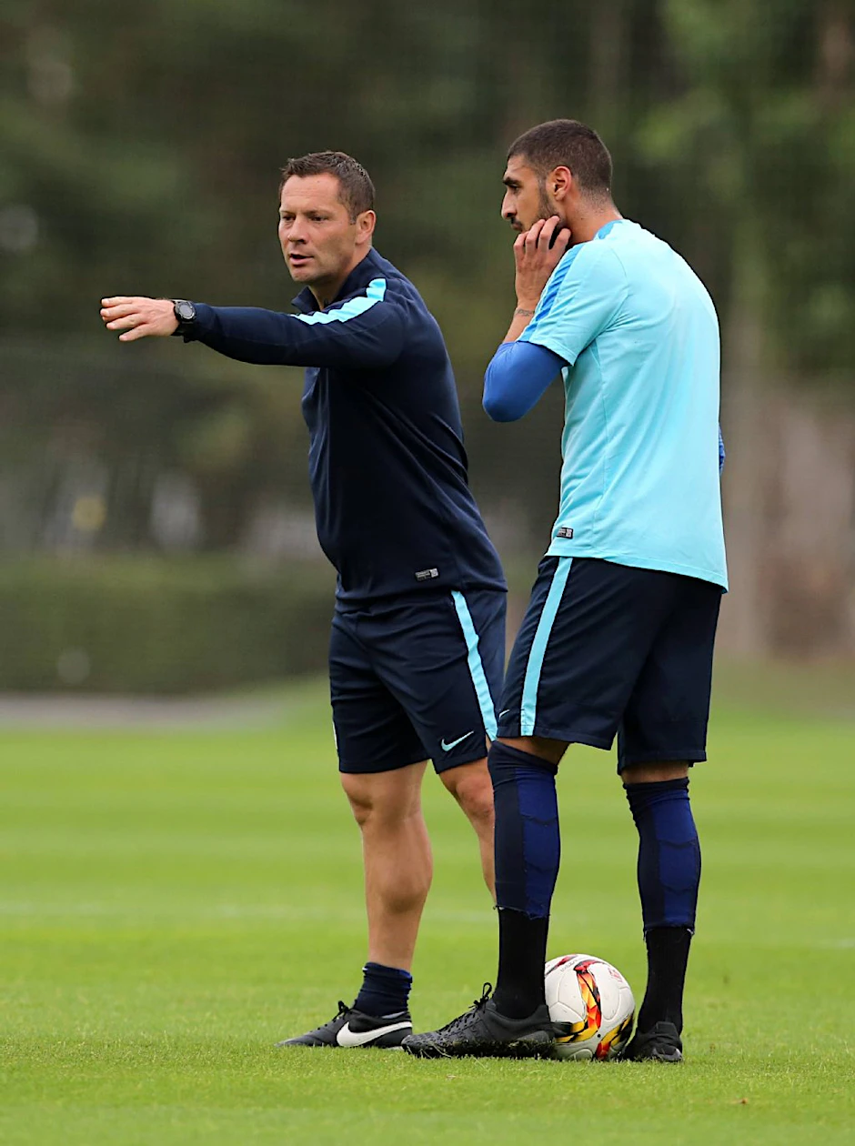 Herthas Trainer Pal Dardai (l.) erklärt Herthas Tolga Cigerci, wie er zu passen hat. Der Ungar macht mächtig Druck.