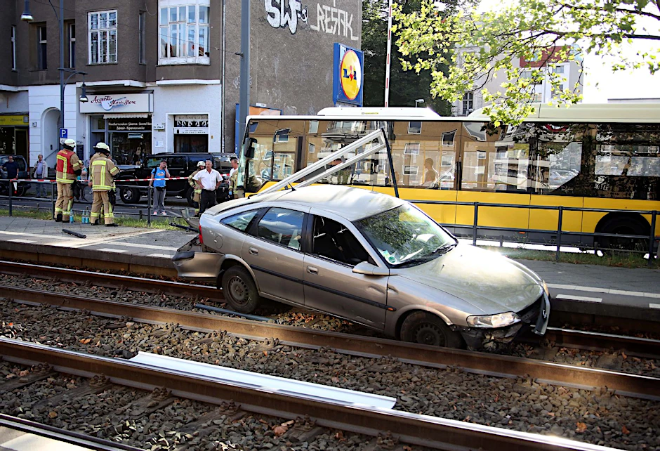 An der Haltestelle Masurenstraße raste das Auto ins Gleisbett.